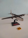 COLECIONISMO  Miniatura de avião Shart Sunderland MK lll UK na escala 1:144. Produzida em metal, com partes em plástico e já vem montada e pintada de fábrica. Dimensões aproximadas: 18x24 cm (comprimento x envergadura). Obs possui avarias e partes faltando, sendo vendido no estado.