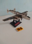 COLECIONISMO  Miniatura de avião Bombardeiro Handley Page Halifax GA Mk.ll, utilizado na Segunda Guerra Mundial na escala 1:144. Produzida em metal, com partes em plástico e já vem montada e pintada de fábrica. Dimensões aproximadas: 15x21 cm (comprimento x envergadura). Obs possui avarias e partes faltando, sendo vendido no estado.