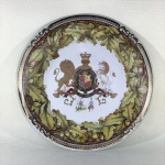 COLECIONISMO - Prato comemorativo da linha "The Royal Collection", réplicas autorizadas pela rainha Elizabeth II, em metal com pintura especial e descrição no seu verso.