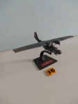 COLECIONISMO  Miniatura de avião Consodated PBY-5ª Catalina USA utilizado na Segunda Guerra Mundial na escala 1:144. Produzida em metal, com partes em plástico e já vem montada e pintada de fábrica. Dimensões aproximadas: 10x15 cm (comprimento x envergadura). Obs possui avarias e partes faltando, sendo vendido no estado.