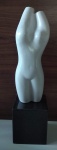 Escultura contemporânea atribuído a Bruno Giorgi "TORSO FEMININO" em mármore Carrara, apoiada sobre base em mármore negro. Dimensões 43 cm.