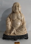 Buda da prosperidade. Escultura grande e robusta confeccionada em resina, representando buda. Apresenta as tonalidades marfim, base preto. Medidas: 37x27cm.