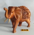 Magnífica esta escultura de elefante entalhada em madeira maciça, peça original da Índia, medindo 16x20cm centímetros.