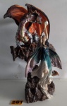 Belíssima e delicada escultura finamente executada em resina de ótima qualidade e rica em policromia representando lindo dragão com uma fada segurando um ovo. Med. 35x22CM. Perfeito estado de conservação.