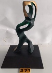 Escultura contemporânea elaborada em resina com base em madeira onde o artista expressa toda a sua arte, medindo 27x18 cm.