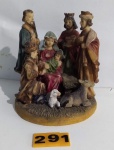 ARTE SACRA - Um (1) grupo escultórico confeccionado em resina italiana policromada representando o nascimento de cristo, José, Maria, Menino Jesus, três reis magos e os animais. Medidas: 14 cm de altura x 12,5 cm de largura.