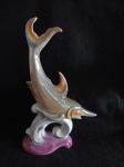 Antiga e linda esta escultura de porcelana (PEIXE MARLIN) detalhes em ouro, peça assinada e numerada, medindo 36x21 cm.