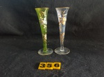 2 lindas taças estilo solifleur sendo uma transparente e a outra verde com pintura dourada em relevo, medindo 13 cm.