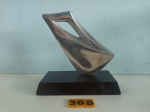 Assinatura não localizada - Escultura em Alumínio, representando "ABSTRATA", medindo: 17X17 cm, sobre base de madeira.