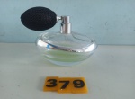 Antigo perfumeiro em vidro e faixa prateada. Borrifador em tecido funcionando. Exemplar em excelente estado. Dimensões: 8 cm x 9,5 cm x 7,5 cm.