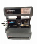 Antiga máquina fotográfica Polaroid Closeup 636 acondicionada em caixa original na cor preta, não testada sendo vendida no estado.