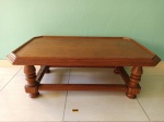 Mesa de Centro Antiga em Cerejeira Grande, caixa retangular emoldurada, quatro pernas torneadas com amarração, medindo 43x114x70cm.