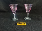 Lindo este par de taças em cristal rosè com delicada lapidação, medindo 10cm.