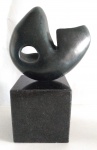 Escultura estilo contemporâneo atribuído a Bruno Giorgi "CARAVELA" em bronze patinado, apoiada sobre base em granito negro. Dimensões: 24 cm x 15 cm.