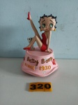 Delicada esta caixinha de música BETTY BOOP confeccionada em resina, funcionando perfeitamente, medindo 13x10cm.