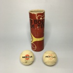 MERCUR - Duas antigas bolas de tênis. Acompanha estojo original. Sinais de uso.