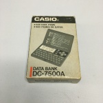 CASIO - Antiga calculadora modelo "DATA BANK DC-7500A" em embalagem original. Não foi testado.