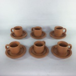 Antigo conjunto com seis XÍCARAS PARA CAFÉ em cerâmica esmaltada na cor caramelo em excelente estado. Dimensões: Xícaras  - 5 cm /  60 ml e  Pires  - 13,5 cm.