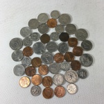 Moedas Norte Americana nos valores de 1 cent, 5 cent e 1 quarter dollar. 