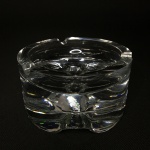 Belo e robusto cinzeiro em Demi cristal, formato circular. Excelente estado. Dimensões: 7 cm x 12 cm / 1,4 kg.