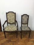 Antigo e belo conjunto com 6 cadeiras sem braços e 2 com braços em madeira nobre com assento e encosto em tecido floral. Total de 8 cadeiras. Pequenos sinais de uso.
