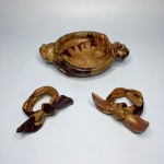 Antigo bowl e porta guardanapos feito em tecido e revestido de resina. Sinais de uso. Dimensões: 21 cm (maior medida).
