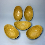 VIETNAM - Conjunto com 5 tigelas de servir, formato oval, feito à mão com tiras de Bamboo. Sinais de uso. Dimensões: 10 cm x 16 cm x 25 cm.