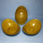 VIETNAM - Conjunto com 3 tigelas de servir, formato oval, feito à mão com tiras de Bamboo. Sinais de uso. Dimensões: 12 cm x 24 cm x 35 cm.