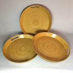 VIETNAM - Conjunto com 3 bandejas de servir, formato circular, feito à mão com tiras de Bamboo. Sinais de uso. Dimensões: 40 cm x 5 cm.