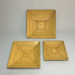 VIETNAM - Conjunto com 3 travessas de servir, formato quadrado, feito à mão com tiras de Bamboo. Sinais de uso. Dimensões: 30 cm (maior peças).