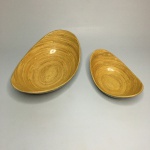 VIETNAM - Conjunto com 2 tigelas de servir, formato oval, feito à mão com tiras de Bamboo. Sinais de uso. Dimensões: 30 cm (maior peça).