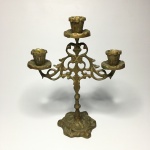 Antigo candelabro em bronze ricamente ornado em arabescos. Dimensões: 25 cm.