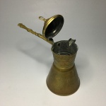 TURQUIA - Antigo bule para café em metal dourado com cabo articulado. Detalhes em arabescos na parte inferior. Dimensões: 15 cm.
