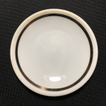 VERA CRUZ - Dois antigos pires em porcelana com faixa circular pintada à Ouro. Dimensões: 9,8 cm diâmetro.