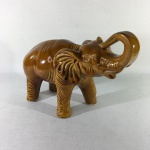 Elefante de porcelana alaranjada com 17cm de altura