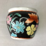 Pequeno vaso chinês de porcelana de 6cm de altura e 6,5cm de diâmetro.