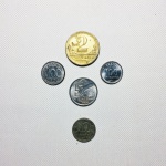 Cinco moedas Brasileiras "Cruzeiros" de diferentes épocas. Presença de marcas do tempo.