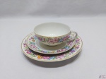 Trio de chá com bolo em porcelana vista alegre barra floral com friso ouro. Medindo o prato de bolo 17cm de diâmetro.