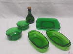 Lote composto de 2 petisqueiras ovais, 2 bowls, 1 petisqueira quadrada e 1 garrafa licoreira em vidro verde. Medindo a petisqueira quadrada 21cm x 21cm