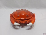 Farinheira na forma de caranguejo em porcelana pintada. Medindo 20cm x 20cm x 9cm de altura. Leve bicado na tampa.