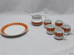 Lote de 7 peças em porcelana Renner Mon Chéri barra laranja. Composto de leiteira, 5 xícaras de chá e 1 prato de sobremesa. Medindo a leiteira com pequeno bicado 8cm de altura.