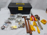 Antiga maleta com diversas ferramentas. Composto de martelo, trena, alicate, etc. Medindo a maleta 40cm x 20cm x 16,5cm de altura.