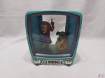 Bonecos antigos de Dick Vigarista e Muttley dentro da tv. Coleção Hanna Barbera da Funkovision. Medindo a tv 20cm x 16cm x 22cm de altura.