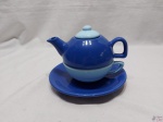 Xícara de chá com bule acoplado em porcelana azul. Medindo 13,5cm de altura total.
