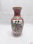 Vaso floreira em porcelana oriental com pintura em relevo de gueixas. Medindo 21,5cm de altura.