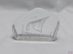 Peso de papel em cristal com imagem de barco viking em baixo relevo, assinado Msweden numerado 28140. Medindo 10,5cm x 7,5cm.