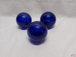 Jogo de 3 bolas decorativas em vidro azul cobalto. Medindo 11cm de diâmetro.