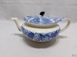 Bule de chá em porcelana inglesa com pintura azul e branco fazendinha. Medindo 27,5cm bico alça x 14,5cm de altura.