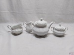 Jogo de 4 peças para servir chá café em porcelana Germer com relevo e friso prata. Medindo o bule 25,5cm bico alça x 18,5cm de altura.