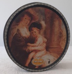 Lata de Biscoitos Dinamarqueses DAN CAKE, decorada com pinturas representando personagens em trajes do Século XVIII. Altura 8 cm. Diâmetro 19 cm. Marcas do tempo